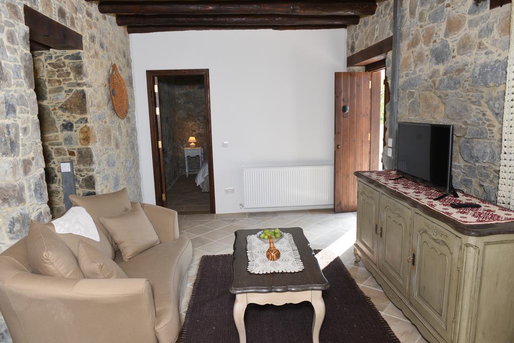 Spiti Tis Irinis Pedhoulas
